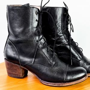 Sutra black leather lace up boots heeled bootie - Size 9